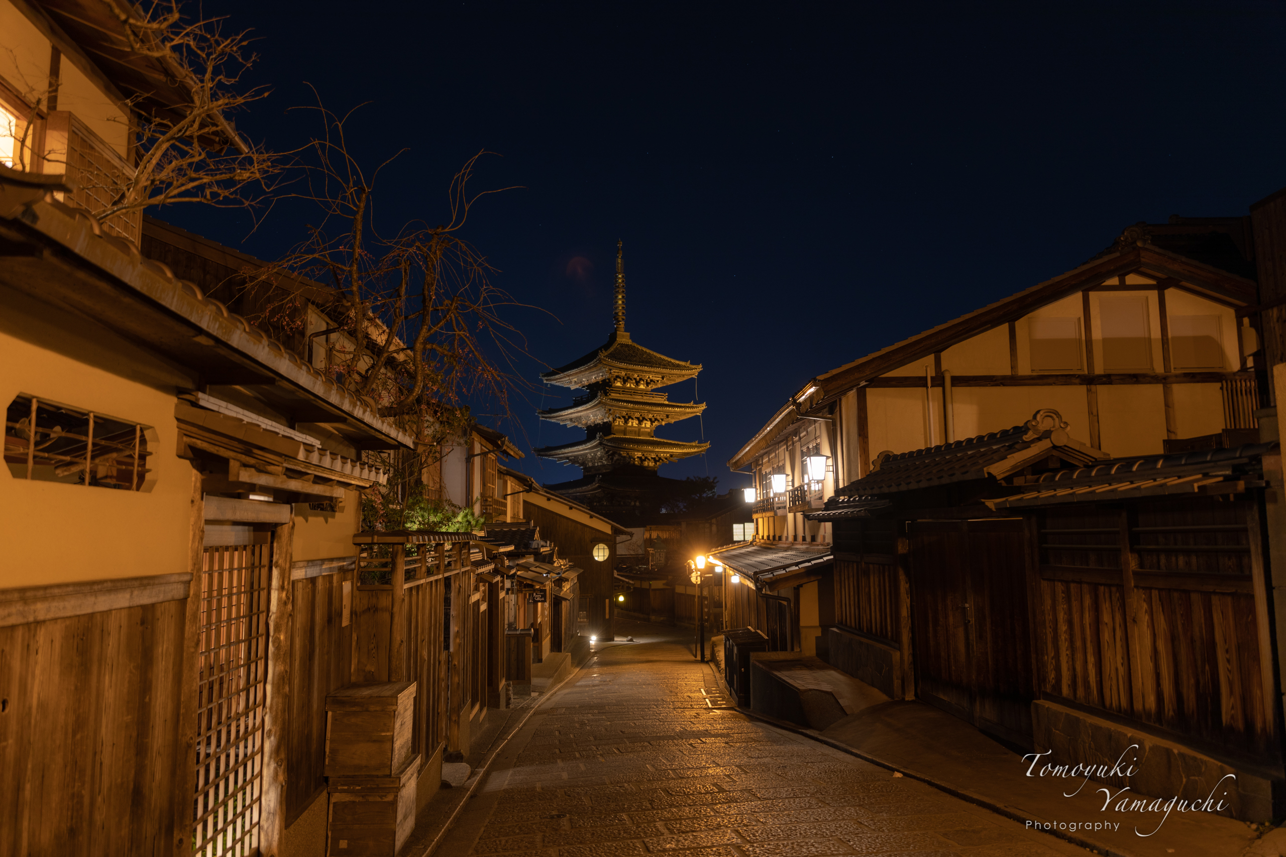 古都 京都、東山の夜景 八坂の塔、二寧坂(二年坂)、 八坂神社で夜景を写真撮影