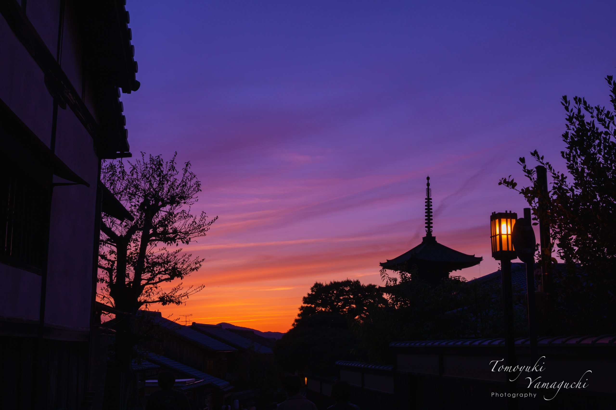 夕景を京都東山の八坂の塔で
